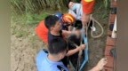 淤泥中，宿州埇桥民警脱下警服为她保暖！