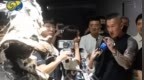 “馆长”超爱黑悟空游戏，全程仔细观展