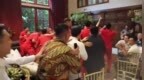 印尼赢国足后，在总统家里跳舞庆祝