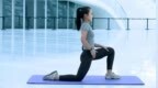 久坐或引发多种腰部疾病，美女瑜伽教练带来两组动作，教你放松髋屈肌