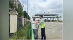 老人逆行上高速 暖心收费员将其护送安全地带