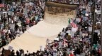 全美爆发“不要国王”示威，抗议者举巨幅宪法，议员称这才是美国