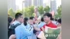 安徽阜阳：晨光载梦赴考场，击掌鼓劲护征途