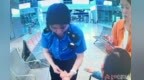 女子高铁站晕倒 南昌西站工作人员跪地急救化险为夷