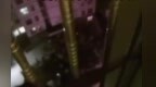 女孩身体悬空九楼窗外欲轻生　生死瞬间他们出手