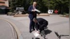 G7峰会上弯腰捡起特朗普掉落的文件，斯塔默：为避免安全恐慌