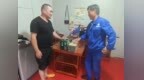 北仑新碶一小区窗户冒出浓烟！“我年轻，我爬上去！”