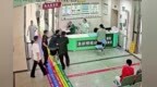 老人街头突发脑梗 危急时4名路过的高中毕业生背起他送医