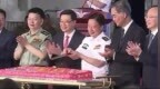 李家超出席山东舰航母编队甲板招待会，与海军随舰领导互赠纪念品
