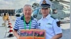 香港市民向山东舰“回归”舰员赠送特殊“同龄礼”