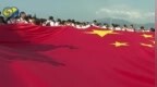 香港学生登上山东舰，在甲板上举起巨型五星红旗