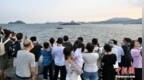 民众乘“东方之珠”游船观看山东舰