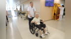 老人外出高温中暑 二附院医生急推轮椅来救援