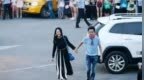 何炅与杨钰莹牵手现身街头，他们真的太不容易了！