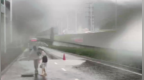 暴雨致井盖移位，暖心夫妻徒手“盖”住危险