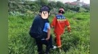 安徽一货车侧翻紧急救援，他背出被困司机......