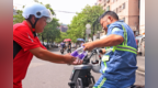 一瓶水接力！爱心企业员工奔走街头为烈日下的城市守护者送清凉