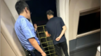 列车断电停在隧道一小时，旅客称“车厢空气稀薄”，12306回应
