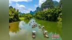 广西阳朔暑期旅游热 山水泛舟游人织