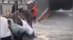 暴雨下筑起的“人墙”，感动的同时应反思