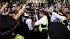 “抗议支持巴勒斯坦组织被禁”，外媒：英国爆发大规模示威活动，逾466人被捕