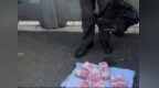 大爷菜市场摆摊自称“送20万现金” 当地：已派人处理