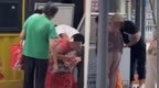 重庆一爱心冰柜遭多名老人打包取水，有人怀里都快兜不住了，当地回应