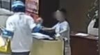 警方通报一外卖员取餐后摸前台女孩脸：双方于今年7月互加微信，出于玩闹捏脸，已赔礼道歉