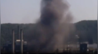 爆炸瞬间黑烟腾空，美国钢铁公司宾州一工厂爆炸