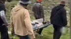 女子爬雪山被石头砸伤，10名村民12小时抬下山收费6万元，网友：贵但很值