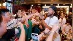 NBA最年轻MVP德里克·罗斯空降COMMUNE幻师北京华贸店，与粉丝共赴“玫瑰茶话会”