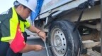 石家庄保通保畅应急大队紧急救援爆胎货车