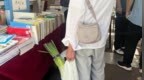 在地坛书市上，买书和买菜一样自然
