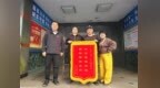 老人公交上突发疾病　他们合力施救
