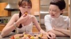 徐帆带月饼飞美国陪养女过中秋，满眼都是女儿许朵越长越像冯小刚