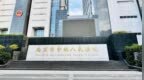 在农用地非法倾倒渣土约20万立方米，获利近700万元，两被告人获刑