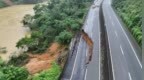 广西百色一高速公路塌陷深达2米，当地紧急封路