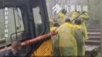 黄山工人人力抬运挖掘机部件引关注，景区回应