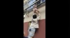 新余2岁男童头卡防盗窗身体悬空 市民暖心接力托举