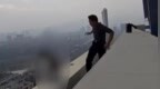 “就想把她拉下来”，恐高的他28楼边缘救下轻生女子