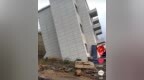 楼房刚建好就严重倾斜？官方澄清：是消防训练场地
