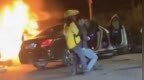 惊险！车辆凌晨车祸，外卖员救出昏迷司机后整车起火