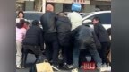1分钟生死救援！白发老人、外卖小哥、小朋友合力抬车救人