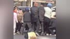 “救出来了！”仙桃街头15人抬车救人
