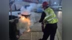 垃圾桶深夜起火逼近电线燃油车，青岛地铁建设者紧急扑救