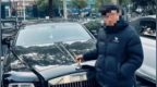 付费爽文里现自己与劳斯莱斯合影，当事人回应炒作质疑：主人公不是我，照片被盗用