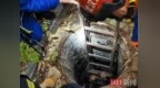 井盖碎裂男童坠井 67岁爷爷跳入5米深雨水井救孙子双双被困