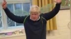 61岁英国前首相约翰逊，戴翅膀跳舞，退休后围着4个“小金毛”转