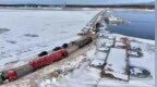 中俄跨境运输进入“冬季模式” 同江浮箱固冰通道开通
