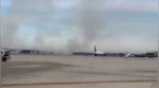 美联航客机起飞时疑似发动机故障，引发跑道灌木丛起火